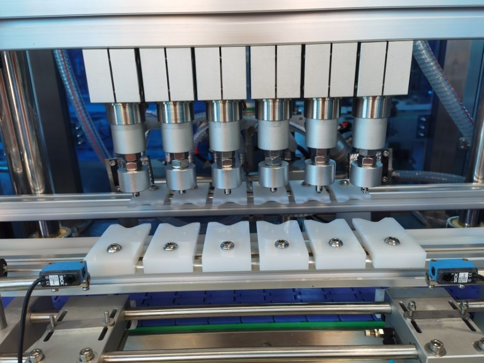 เครื่องเติมน้ําหอมกระป๋องระบายกระแสว่าง 1500-2500BPH แบบหลายกระป๋อง