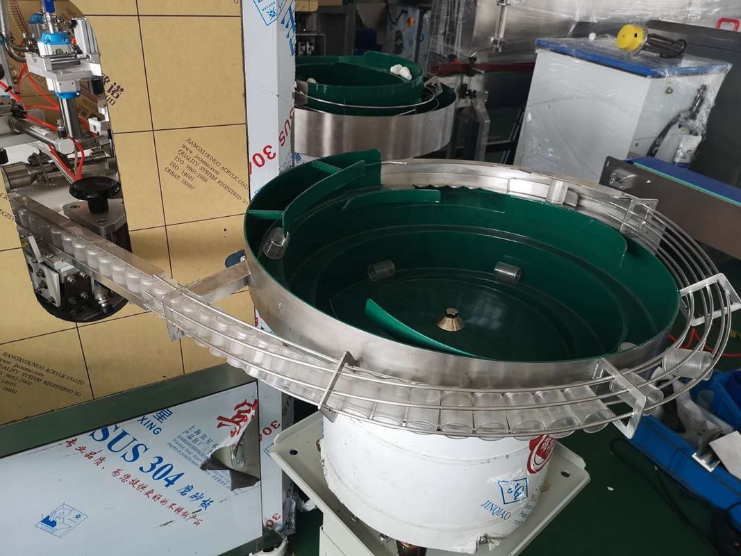 เครื่องเติมและปิดเครื่อง PLC Control Monoblock ด้วยความแม่นยํา 1000-2000 BPH และ 99% ของการเติมสําหรับขวดน้ําตก